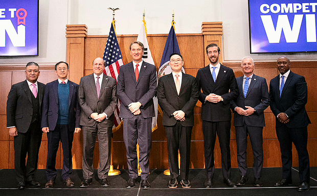 구본규(왼쪽 다섯번째) LS전선 대표이사가 지난해 12월 버지니아주 체사피크시 희토류 자석 공장 투자 발표에서 폴 대버(〃 세번째) 미국 상무부 차관과 글렌 영킨(〃 네번째) 버지니아 주지사 등 참석자들과 기념촬영을