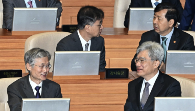 조희대(앞줄 왼쪽) 대법원장과 김상환 헌법재판소장이 지난해 11월 4일 오전 서울 여의도 국회에서 열린 본회의에 참석해 대화를 하고 있다. 뉴스1