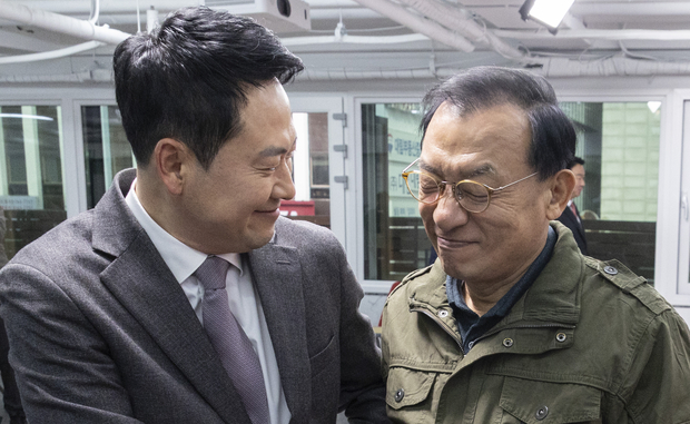 국민의힘 장동혁 대표(왼쪽)과 이정현 공천관리위원장이 23일 서울 여의도 중앙당사에서 열린 제9회 전국동시지방선거 중앙당 공천관리위원회 공천 혁신 서약식에서 서로 악수하고 있다. 