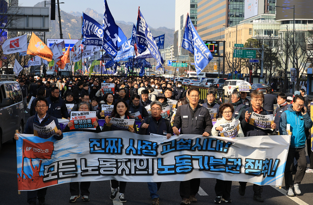 노란봉투법(노동조합 및 노동관계조정법 2·3조 개정 법률) 시행 첫날인 10일 서울 세종로에서 열린 민주노총 투쟁 선포대회에서 집회를 마친 민주노총 조합원 등이 행진하고 있다.연합뉴스
