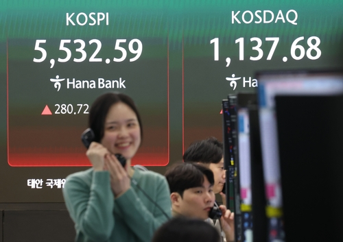 10일 서울 중구 하나은행 본점 딜링룸 전광판에 코스피,<a href=