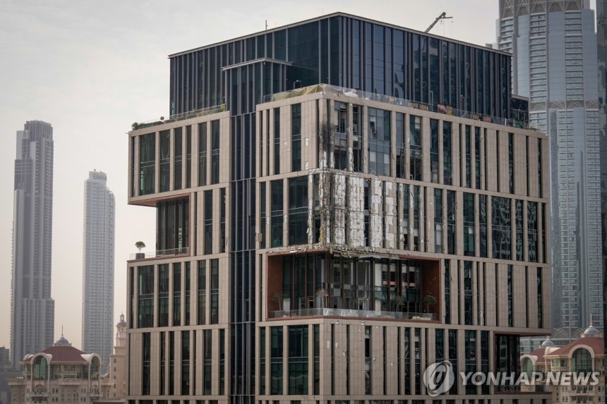 13일 요격 파편이 떨어져 부서진 DIFC의 빌딩. AP 연합뉴스