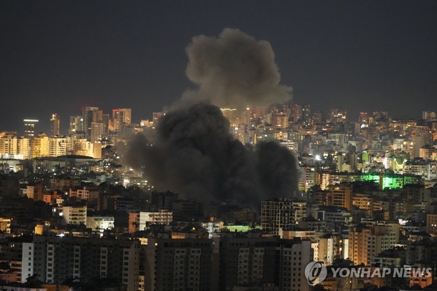 이스라엘의 공습으로 연기가 피어오르는 레바논 베이루트 교외. AP=연합뉴스