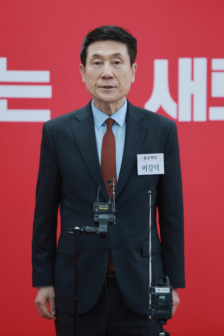 6·3 지방선거 경북도지사에 도전하는 이강덕 전 포항시장이 이달 11일 서울 영등포구 여의도 국민의힘 중앙당사에서 열린 광역단체장 후보 면접을 마치고 취재진 질문에 답하고 있다.연