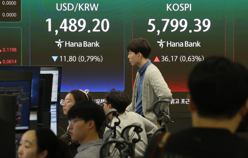 하나은행 딜러가 20일 서울 중구 본점 딜링룸에서 업무를 보고 있다.연합뉴스
