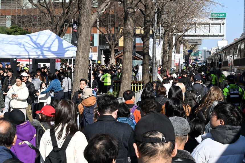 3년 9개월 만에 완전체로 복귀하는 방탄소년단(BTS)의‘BTS 컴백 라이브: ARIRANG’공연이 열리는 21일 서울 광화문광장 인근에 설치된 보안 검색대에 긴줄이 이어져 있다.조태형 기자