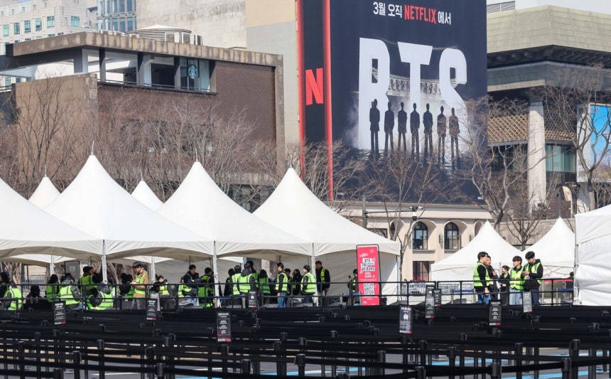 방탄소년단(BTS) 컴백 공연일인 21일 서울 광화문광장 일대가 통제되고 있다.권욱 기자