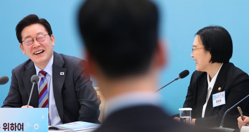 이재명 대통령이 20일 청와대 영빈관에서 열린 중소기업인과의 대화에서 한 참석자의 발언에 웃고 있다. 연합뉴스