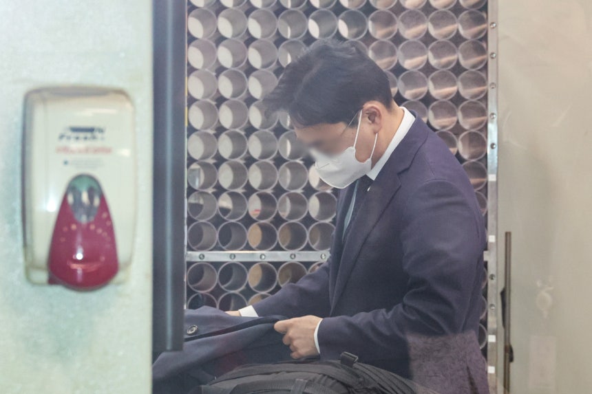 특정범죄 가중처벌법상 뇌물 수수 혐의를 받는 김모 부장판사가 23일 서울중앙지법에서 열린 구속 전 피의자심문(영장실질심사)에 출석하고 있다.연합뉴스