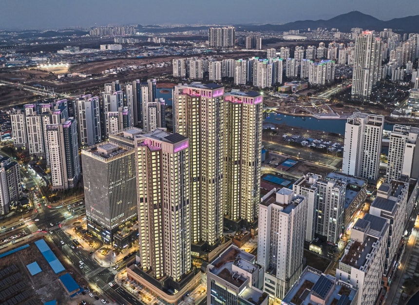 고층 오피스텔과 오피스 빌딩이 차례차례 자리잡고 있는 인천 청라국제도시의 전경