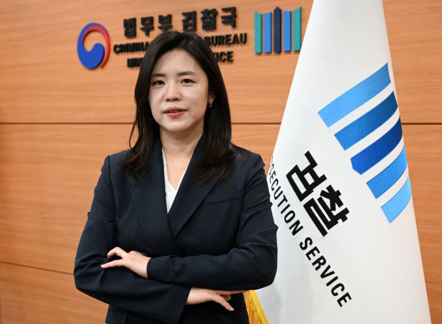 ‘마약왕’ 박왕열의 국내 송환 과정을 총괄한 이지연 법무부 국제형사과장이 25일 정부과천청사 법무부에서 서울경제신문과 인터뷰하기에 앞서 포즈를 취하고 있다. 성형주 기자