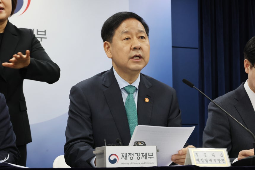 구윤철 부총리 겸 재정경제부 장관이 26일 정부서울청사에서 열린 비상경제점검회의 관련 관계부처 합동 브리핑에서 중동전쟁에 따른 비상 경제 대응 방안을 발표하고 있다.연합뉴스