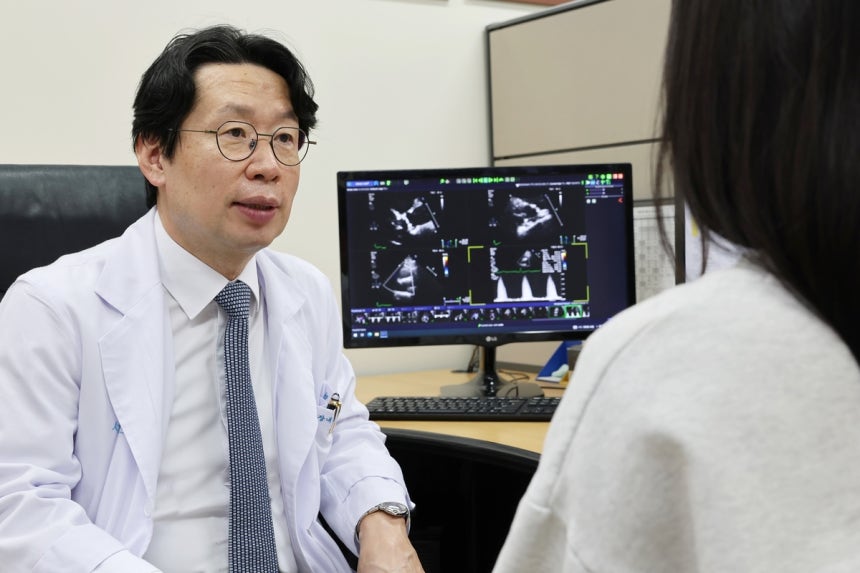 강덕현 서울아산병원 심장내과 교수가 무증상 중증 대동맥판막협착증 환자를 진료하고 있다.사진 제공=서울아산병원