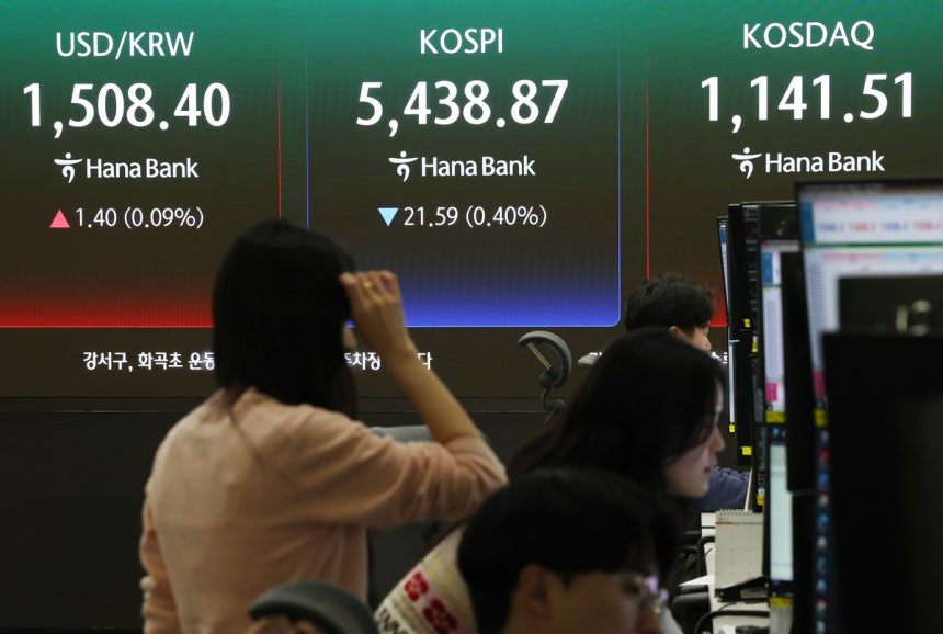 지난 27일 서울 중구 하나은행 본점 딜링룸 전광판에 코스피 종가와 원/달러 환율,<a href=