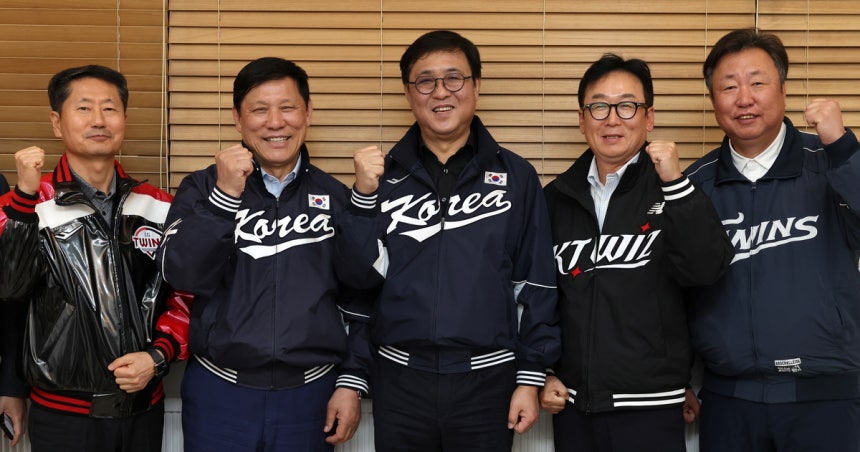 최휘영 문화체육관광부 장관이 28일 서울 잠실야구장에서 열린 2026년 프로야구 개막전에 참석해 허구연 KBO 총재 등과 간담회를 마치고 기념촬영을 하고 있다. 왼쪽부터 김인석 L