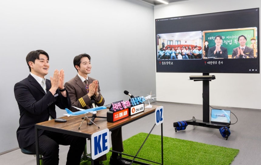 대한항공·아시아나항공 교육기부 봉사단이 27일 서울 강서구 대한항공 본사 스튜디오에서‘온라인 직업 특강’을 진행하고 있다.사진 제공=대한항공