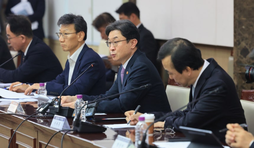 이억원(오른쪽 두번째) 금융위원장이 30일 정부서울청사에서 열린 중동상황 관련 금융권 간담회에서 모두발언을 하고 있다.뉴스1