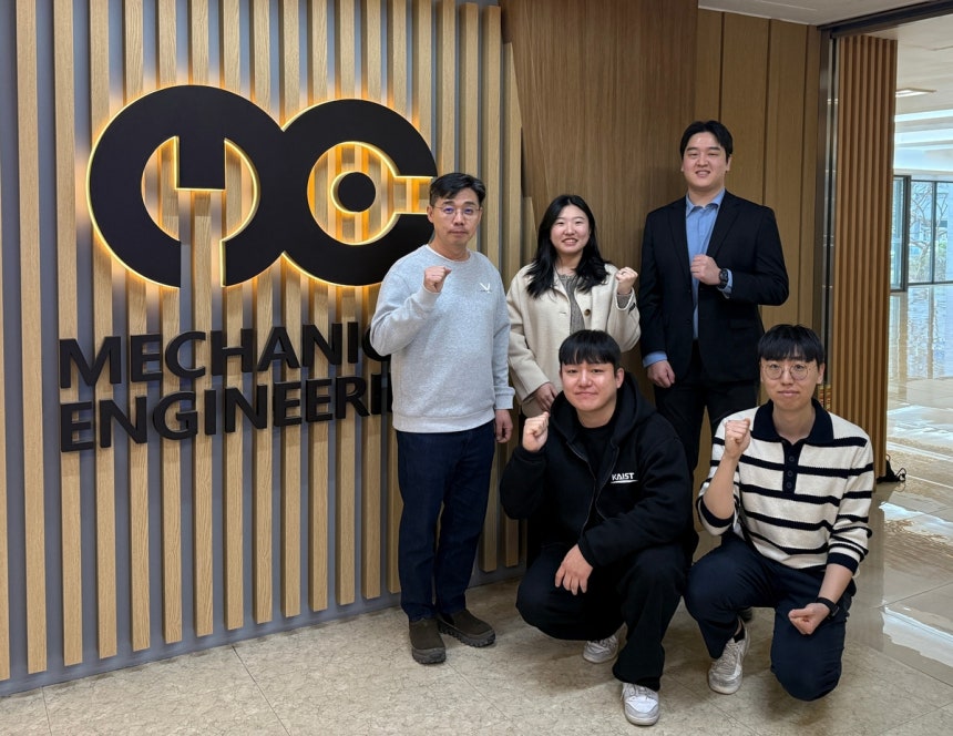(위 왼쪽부터) KAIST 이강택 교수, 오세은 박사과정, 한국지질자원연구원 정인철 연구원, (아래 왼쪽부터)KAIST 김동연 박사, 김형근 박사과정. 사진=KAIST제공