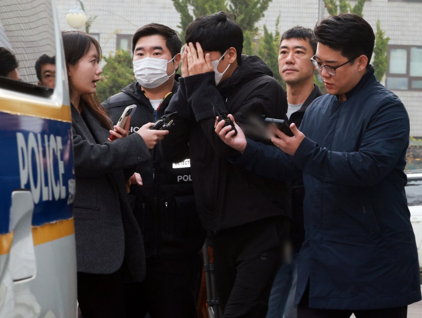 배달의민족 외주사에 상담사로 위장 취업해 고객 정보를 빼돌려 사적 보복 범죄에 악용한 일당의 총책 정모씨가 3일 서울 양천경찰서에서 검찰로 구속 송치되고 있다. 연합뉴스