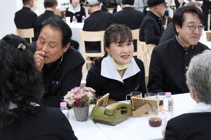 2일 서울 종로구 성균관컨벤션웨딩홀에서 열린 ‘굿라이프 챌린지’에 참석한 65세 이상 미혼 남녀가 서로의 취미를 물으며 대화하고 있다. 황동건 기자