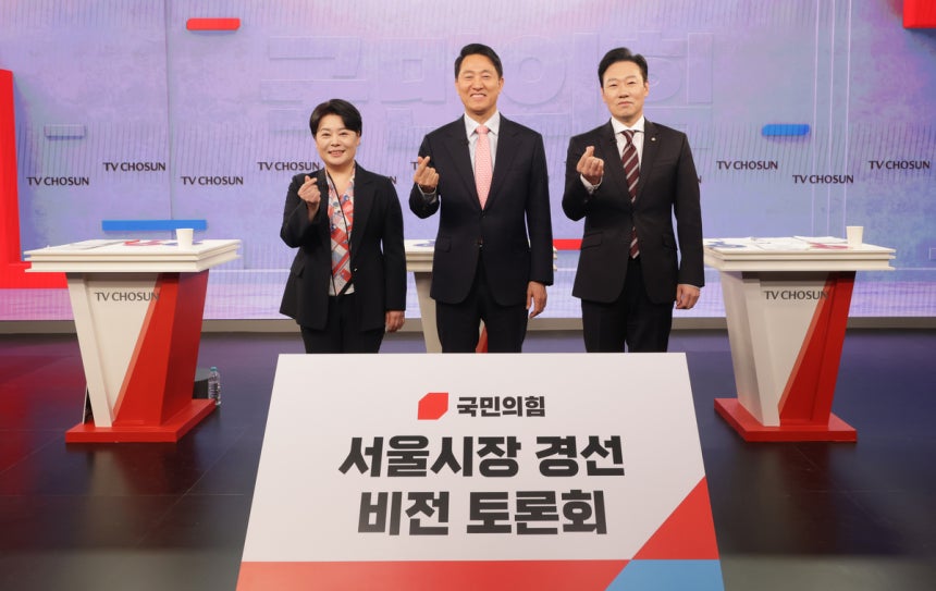 국민의힘 서울시장 예비후보들이 31일 서울 중구 TV조선 스튜디오에서 열린 국민의힘 6·3 지방선거 서울특별시장 후보자를 가리기 위한 비전 토론회에서 기념 촬영을 하고 있다. 왼쪽부터 윤희숙, 오세훈, 박수민 예비후