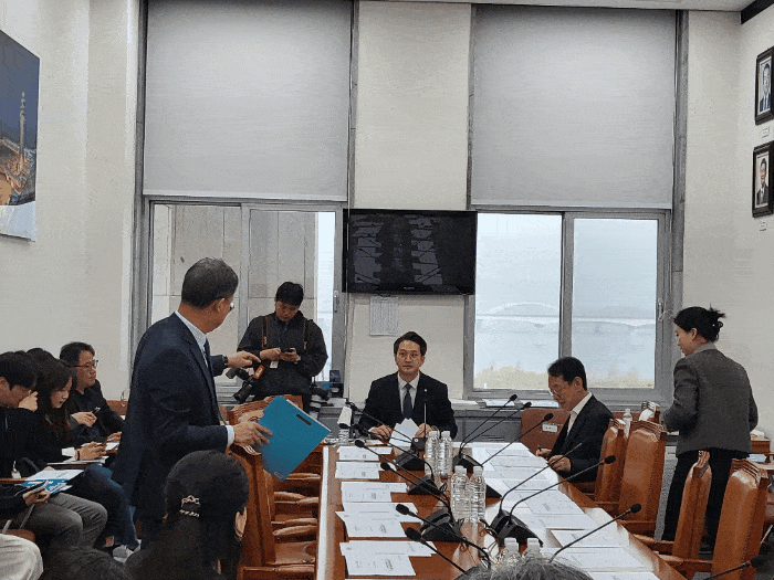 전용기 국토교통위원회 예산결산기금심사소위원장이 6일 서울 여의도 국회에서 열린 국토위 예결소위에서 추경 심사를 준비하고 있다. 사진=노해철 기자