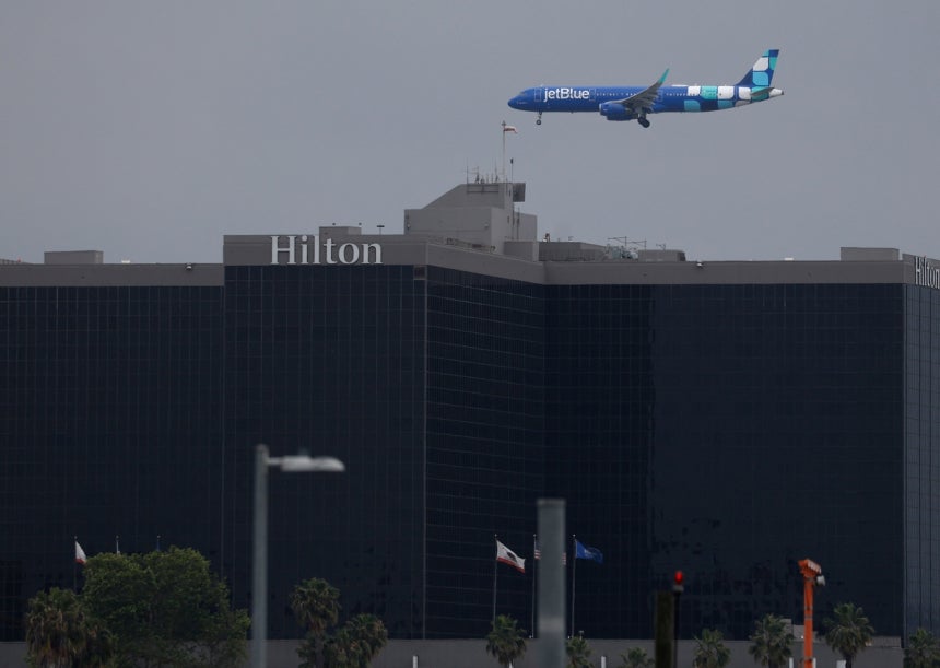 미국 캘리포니아주 로스앤젤레스 국제공항에 지난달 31일(현지 시간) 미국 항공사 제트블루 비행기가 착륙을 준비하고 있다.  AFP연합뉴스