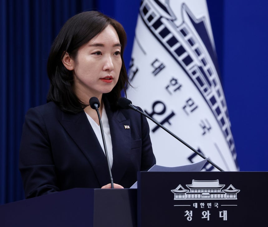 전은수 대변인이 12일 청와대 춘추관에서 이날 김용범 정책실장 주재로 열린 비상경제 현안점검회의 관련 브리핑을 하고 있다. 연합뉴스