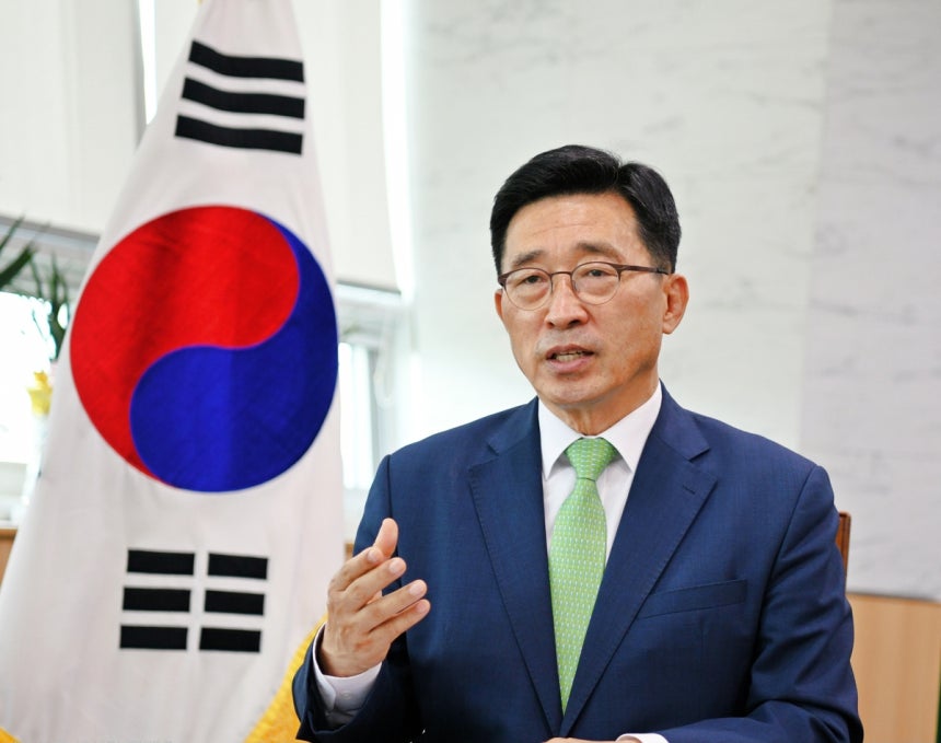 김춘진 대한민국헌정회 농림축산식품해양수산위원장이 최근 서울경제신문과의 인터뷰에서 “중동발 위기를 계기로 식량 안보를 위한 농산물 분야 국가 시스템 을 정비해야 한다”고 강조하고 있다. 고광본 선임기자