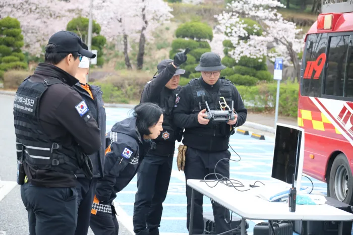 대전 중구 사정동 오월드 인근에서 지난 9일 소방당국이 드론을 이용해 동물원을 탈출한 늑대를 수색하고 있다.연합뉴스