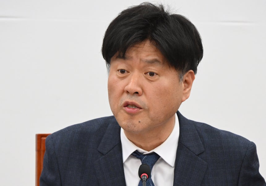 김용 전 민주연구원 부원장이 13일 서울 여의도 국회 더불어민주당 원내대표실에서 정치 검찰 조작 기소 관련 기자회견을 하고 있다. 오승현 기자