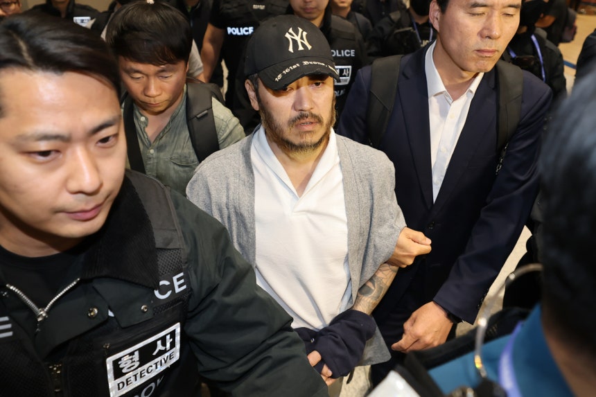 ‘필리핀 마약왕’박왕열이 25일 인천국제공항을 통해 국내로 송환되고 있다.