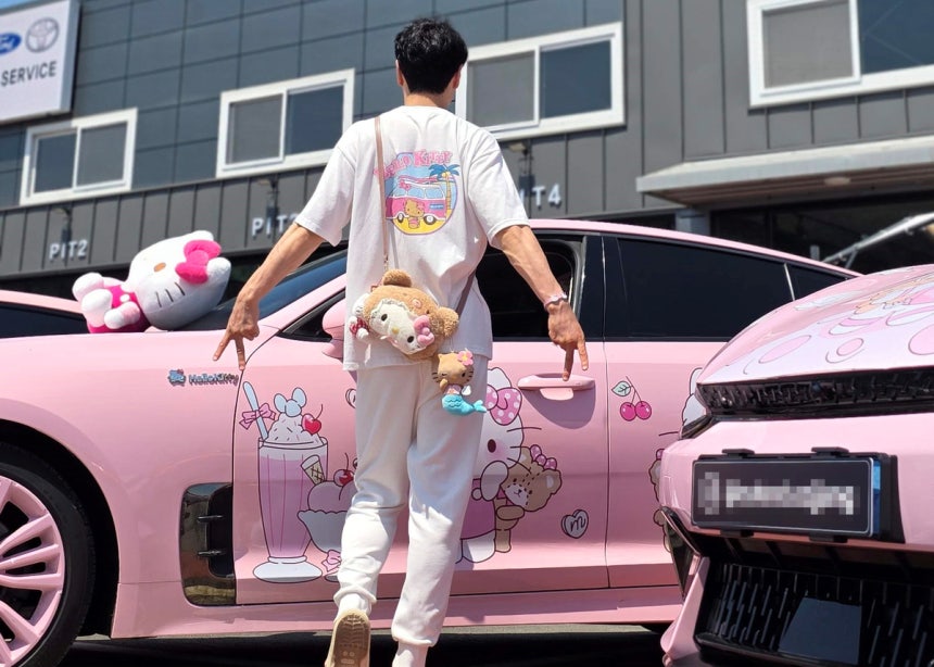 분홍색 헬로키티 자동차 앞에 서 있는 오지현 씨. 오지현 씨 제공