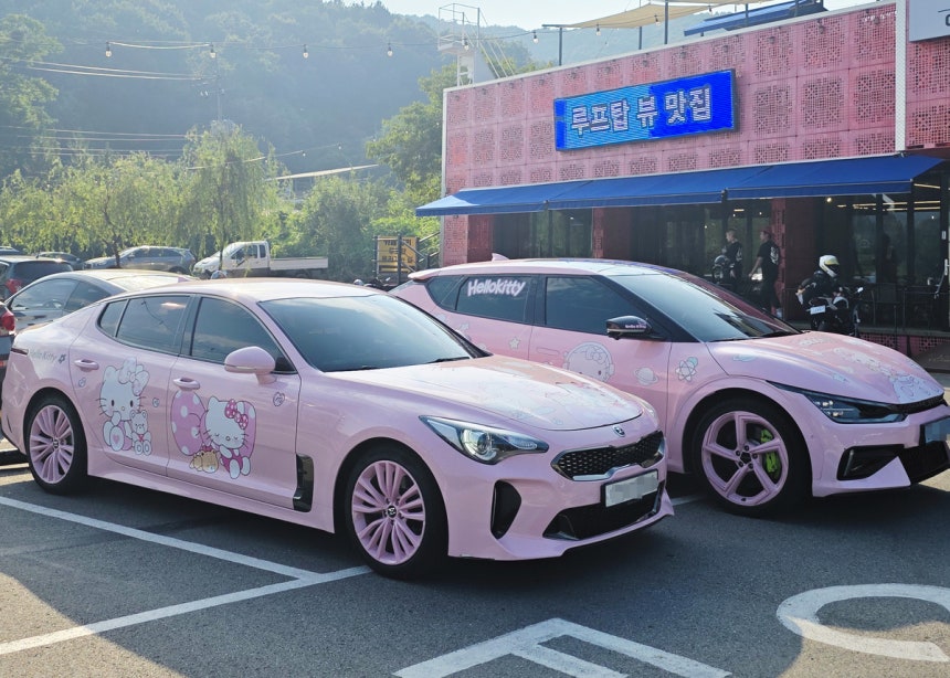 분홍색 헬로키티로 래핑한 오지현 씨의 차. 오지현 씨 제공