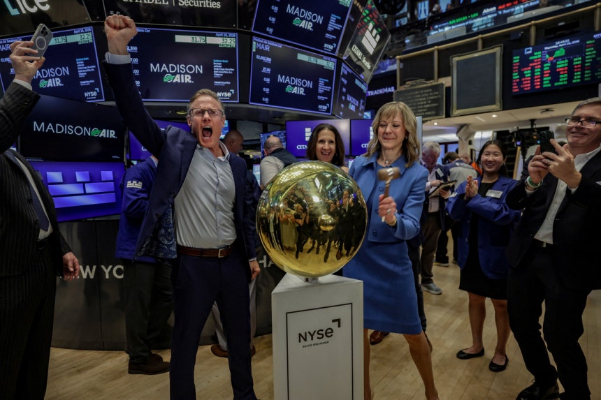 지난 16일(현지 시간) 미국 맨해튼 뉴욕증권거래소(NYSE)에서 래리 기즈 매디슨 인더스트리의 최고경영자(CEO)가 기업공개(IPO)를 하며 환호하고 있다. 로이터연합뉴스