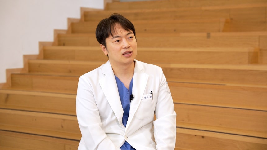 바른세상병원 척추클리닉 정상원 원장은 서울경제TV‘지금 명의’에 출연해 “다리에 힘이 빠지는 증상이 생기면 반드시 병원에 가서 진단을 받아야 한다”며 “자신의 몸 상태에 맞는 치료와 생활습관을 꾸준히 이어가는 것