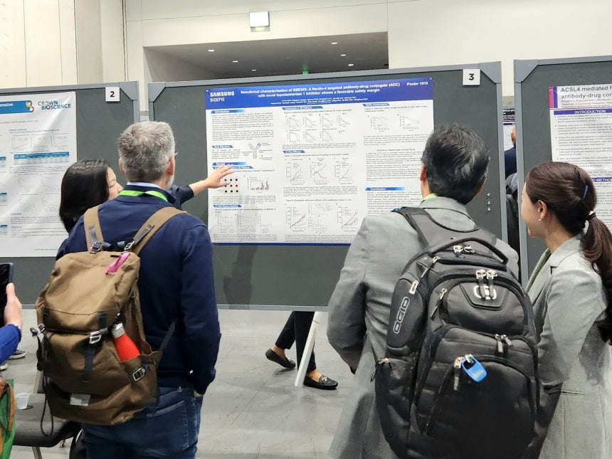 삼성바이오에피스 관계자가 미국 학회에 참가해 항체-약물접합체(ADC) 신약‘SBE303’의 전임상 연구 결과를 설명하고 있다.사진 제공=삼성바이오에피스