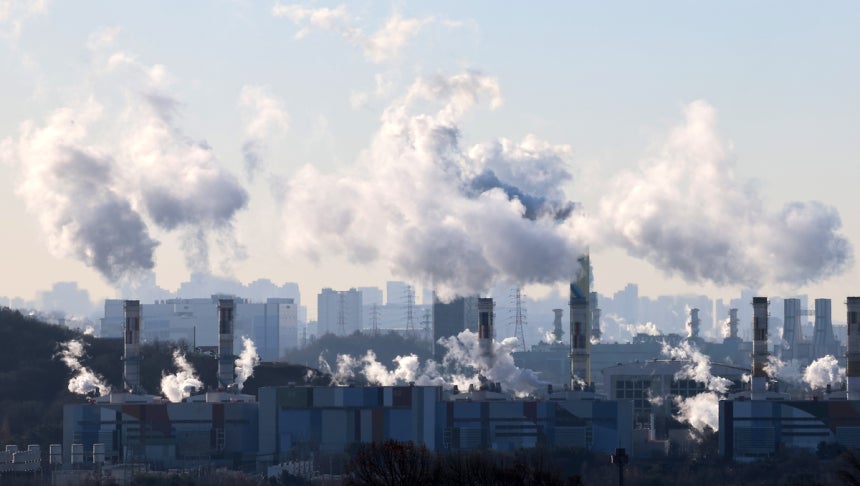 1월 8일 오전 인천 서구 정서진 아라타워에서 바라본 서인천복합화력발전소 굴뚝에서 수증기가 뿜어져 나오고 있다. 연합뉴스