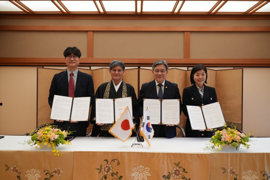 사토 다카오 일본 고토쿠인(고덕원) 주지(왼쪽 두 번째)가 지난 18일 고토쿠인에서 허민 국가유산청장(오른쪽 두 번째)과 함께 관월당 한국 반환에 이어 한일 학술교류협력 기금으로 1억원을 기부키로 한 협약서를 들고 