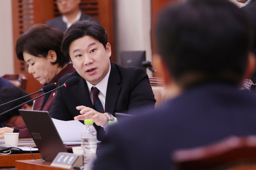 진종오 국민의힘 의원이 지난해 10월 서울 여의도 국회에서 열린 문화체육관광위원회의 대한체육회 등에 대한 국정감사에서 유승민 대한체육회장에게 질의하고 있다. 연합뉴스