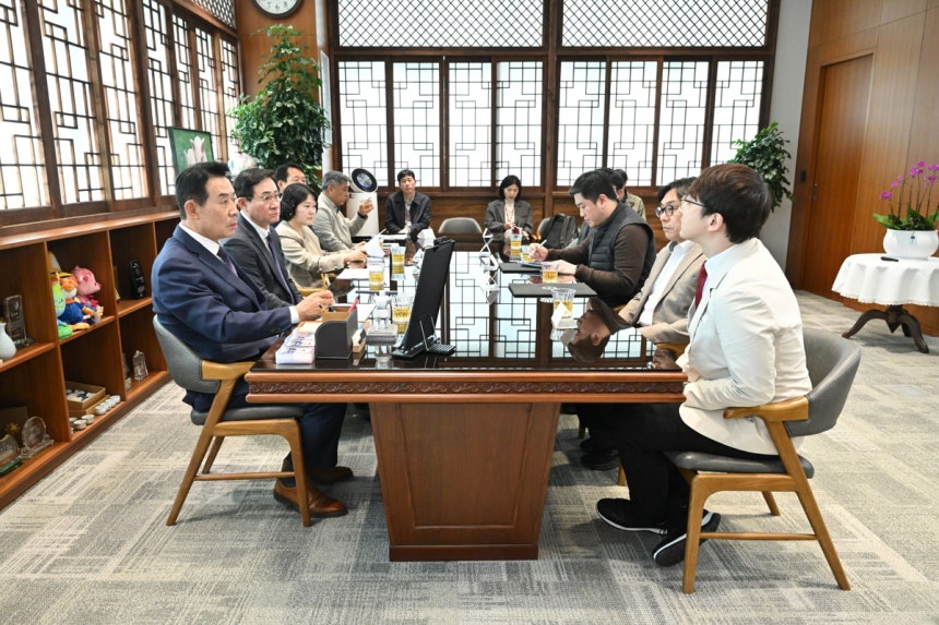 21일 백영현 포천시장(왼쪽)이 KAIST 방산특화개발연구소, 대한기계학회 스마트적층제조연구회 관계자들과 대화를 나누고 있다. 사진 제공=포천시