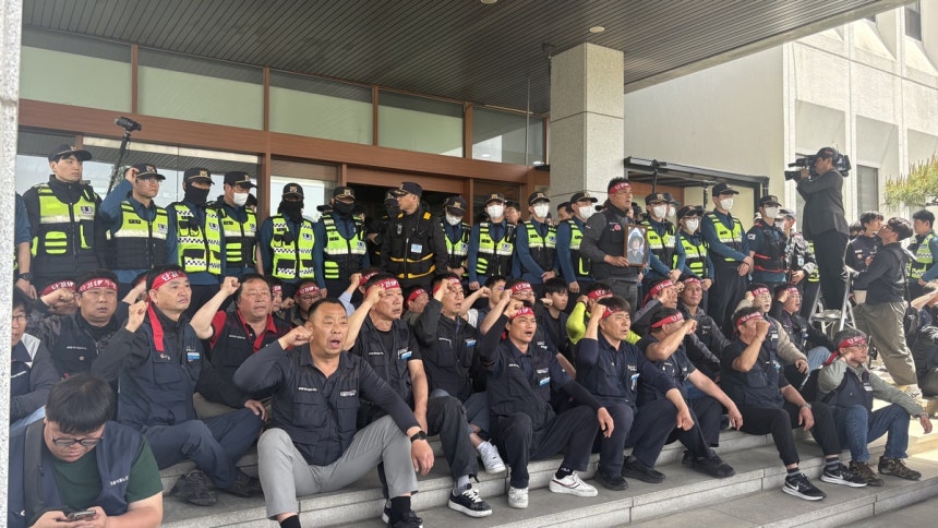 민주노총 공공운수노조 화물연대 조합원 등이 21일 오전 경남 창원시 의창구 경남경찰청 입구에서 경남청장 면담을 요구하며 경찰 규탄 구호를 외치고 있다.뉴스1