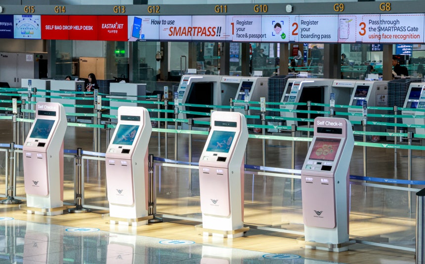 중동 사태에 장기화로 국제선 항공권의 유류할증료가 사상 최고 수준으로 치솟은 16일 인천국제공항 제1여객터미널 출국장이 한산한 모습을 보이고 있다.뉴스1