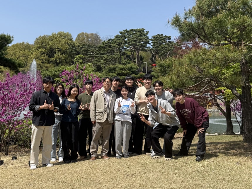 서장원 한국과학기술원(KAIST) 생명화학공학과 석좌교수가 이끄는 페로브스카이트 태양전지 연구진 단체사진=서장원 교수 제공