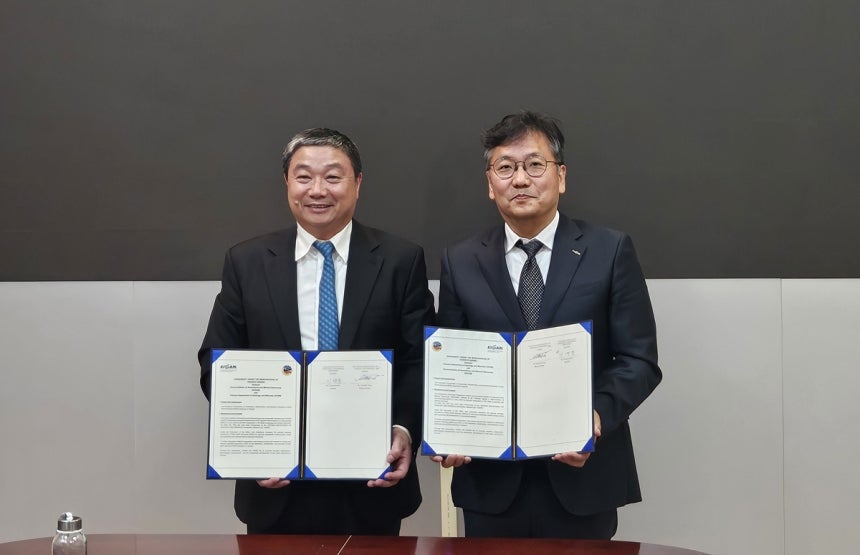 이명종(오른쪽) KIGAM 부원장과 Tran Binh Trong(왼쪽) VDGM 국장이 KIGAM-VDGM Agreement under MOU를 체결한 후 기념촬영을 하고 있다.사진제공=KIGAM