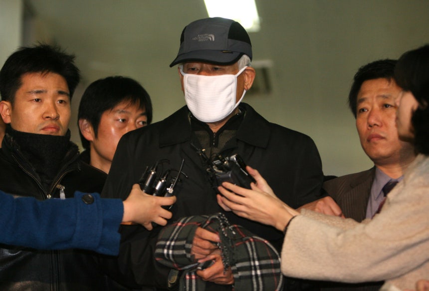 2008년 숭례문에 불을 지른 채종기가 남대문경찰서를 나서고 있다.연합뉴스