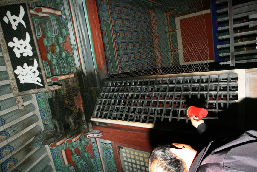 서울 종로구 창경궁 관리직원이 불에 탄 문정전 문을 살펴보고 있다.연합뉴스