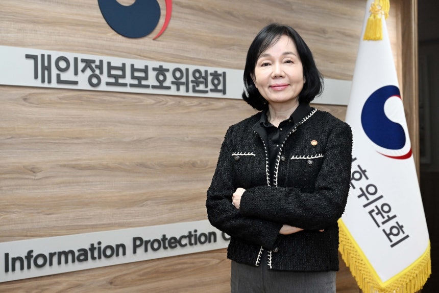 송경희 개인정보보호위원장이 21일 서울 종로구 정부서울청사에서 서울경제신문과 인터뷰에 앞서 위원회를 소개하고 있다. 조태형 기자