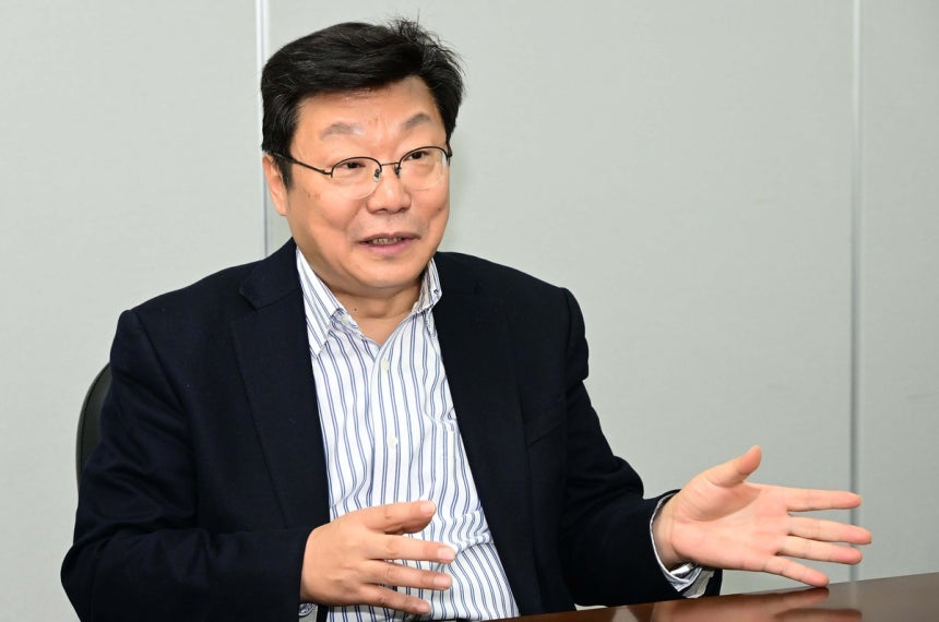주형환 전(前) 저출산고령화사회위원회 부위원장이 27일 서울경제신문 사옥에서 진행한 인터뷰에서 저출산 등 인구 문제 해법을 설명하고 있다.권욱 기자