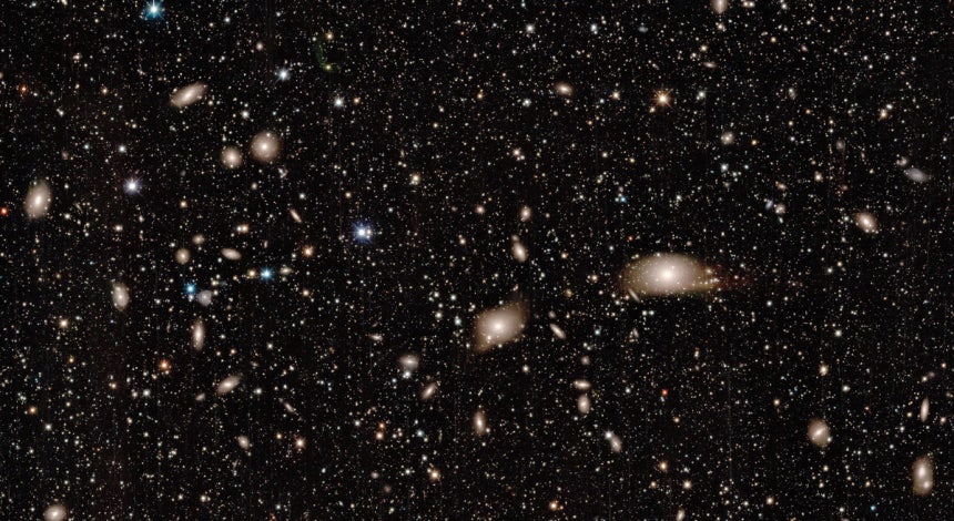 타원 은하 NGC 4696과 그 주변 은하들의 모임인 센타우루스 자리 은하단의 KS4 영상. KS4의 넓은 시야각 덕분에 다수의 밀집된 은하단 환경과 밝은 중심 은하의 모습을 한 장의 영상에 손쉽게 담아냈다. 사진=
